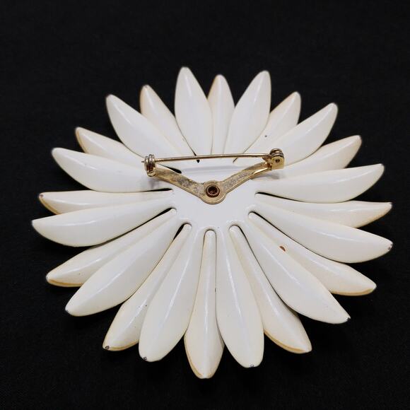 1960s Beige Enamel Flower Brooch White Metal Large Daisy Retro Mod Vintage - Picture 6 of 10